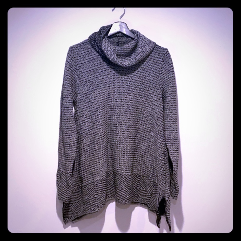 Eight eight eight / turtleneck sweater